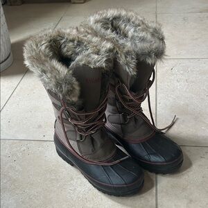 Khombu Women's Black and Brown Fur-Lined Winter Boots